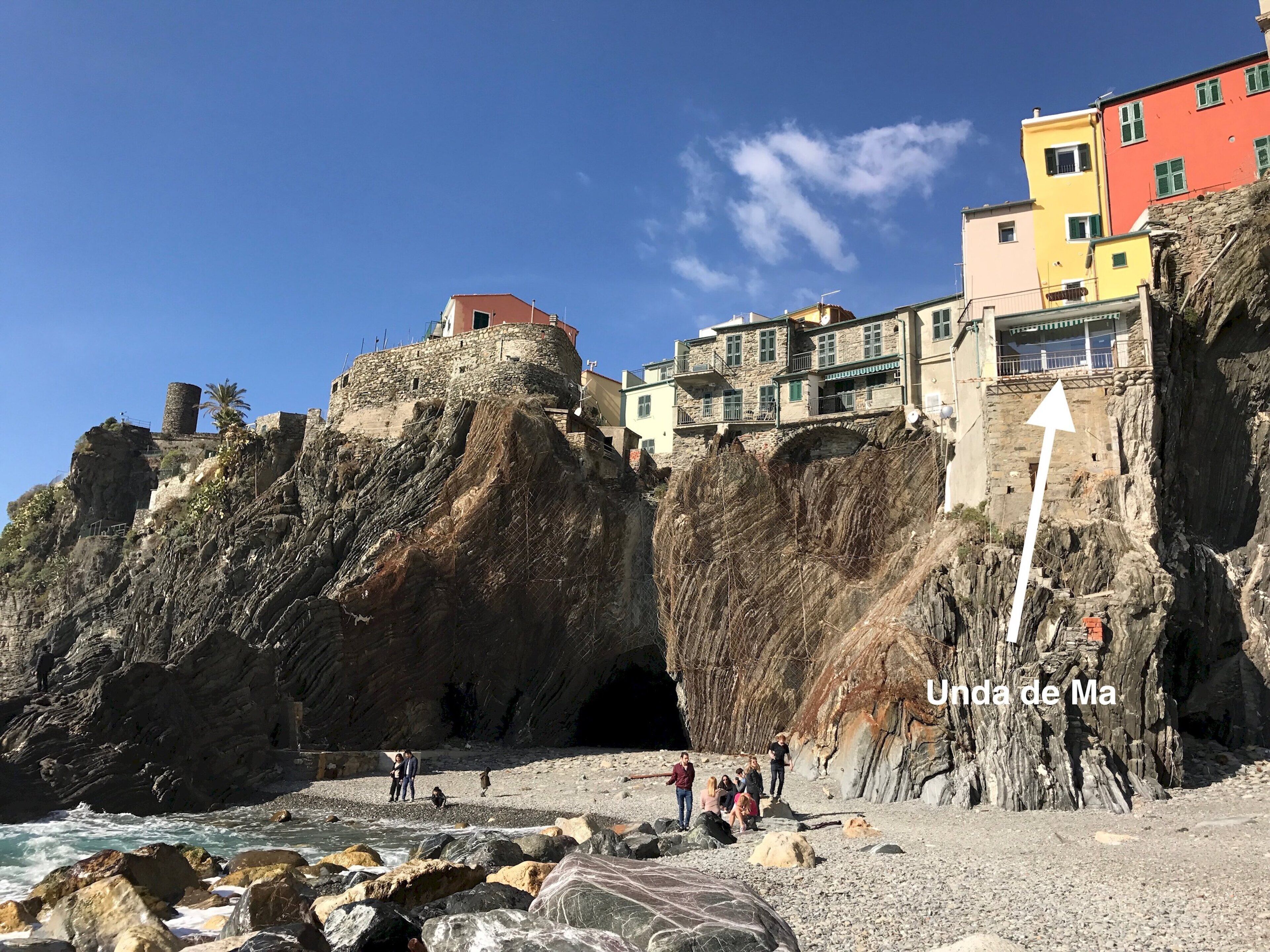 Un pueblo costero con edificios asentados en acantilados con vistas al mar.