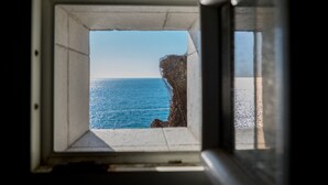A window view of a coastal landscape with a clear sky. - Unda de Ma Apartment with AC & Sea View Balcony (Vernazza)