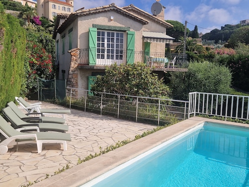 Villa vue sur mer avec piscine et jardin ombragé , endroit calme 