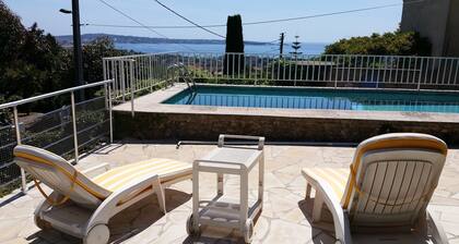 Villa vue sur mer avec piscine et jardin ombragé , endroit calme