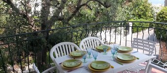 Sea view villa with pool and shady garden, quiet location