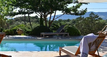 Villa piscine privée proche plages barbecue climatisée vue mer