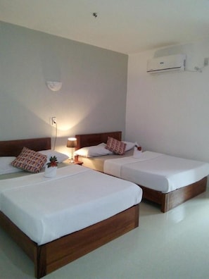 Escrivaninha, roupa de cama