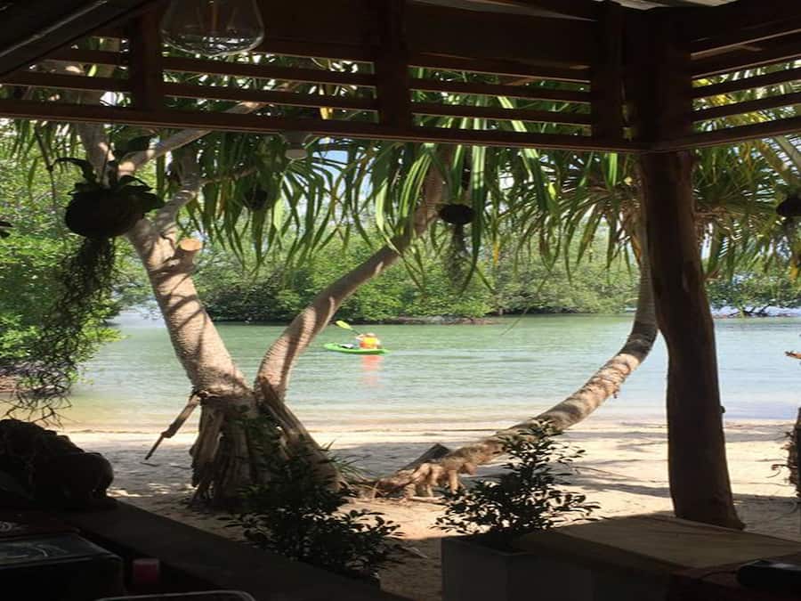 En la playa, sombrillas, bote de remos