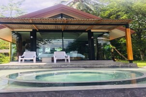 客房 | 客房内保险箱、办公桌、遮光窗帘、折叠床/加床（额外收费）