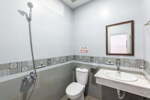 Een douche, gratis toiletartikelen, pantoffels, een bidet