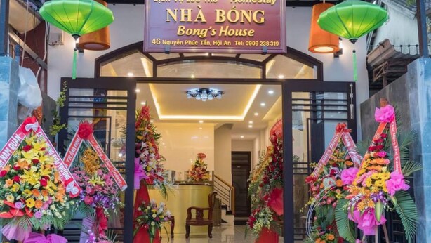 A hotel entrance with a sign reading "Homestay Nha Bong Bong's House" and a reception desk inside. - Bong House Homestay Hoi An (Da Nang)