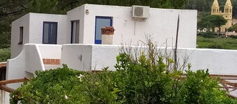 Talo kukkuloilla viinitarhan Salina