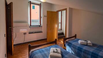 2 bedrooms, travel crib, free WiFi, bed sheets