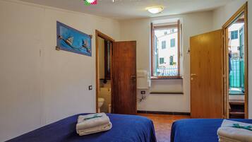 2 bedrooms, travel crib, free WiFi, bed sheets