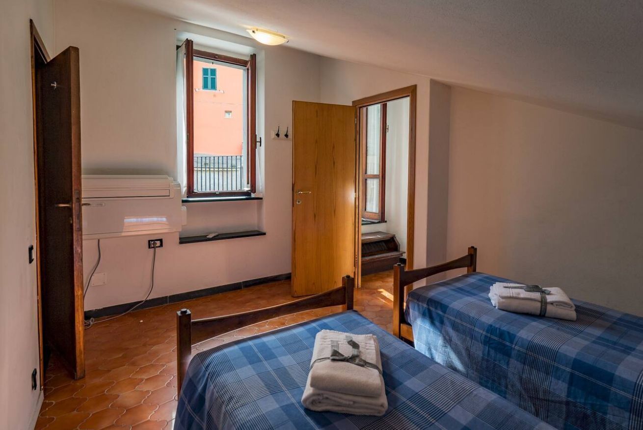 2 bedrooms, travel cot, free WiFi, bed sheets