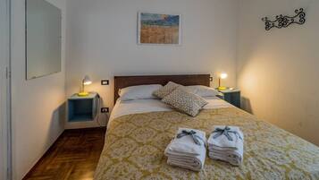 2 bedrooms, travel crib, free WiFi, bed sheets