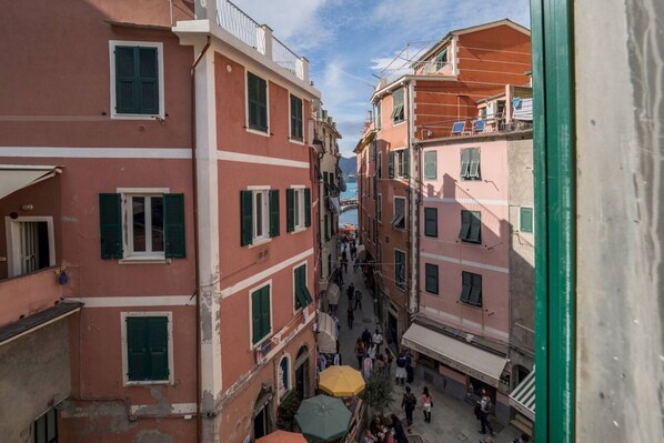 Unclassified image, 1 of 26, button