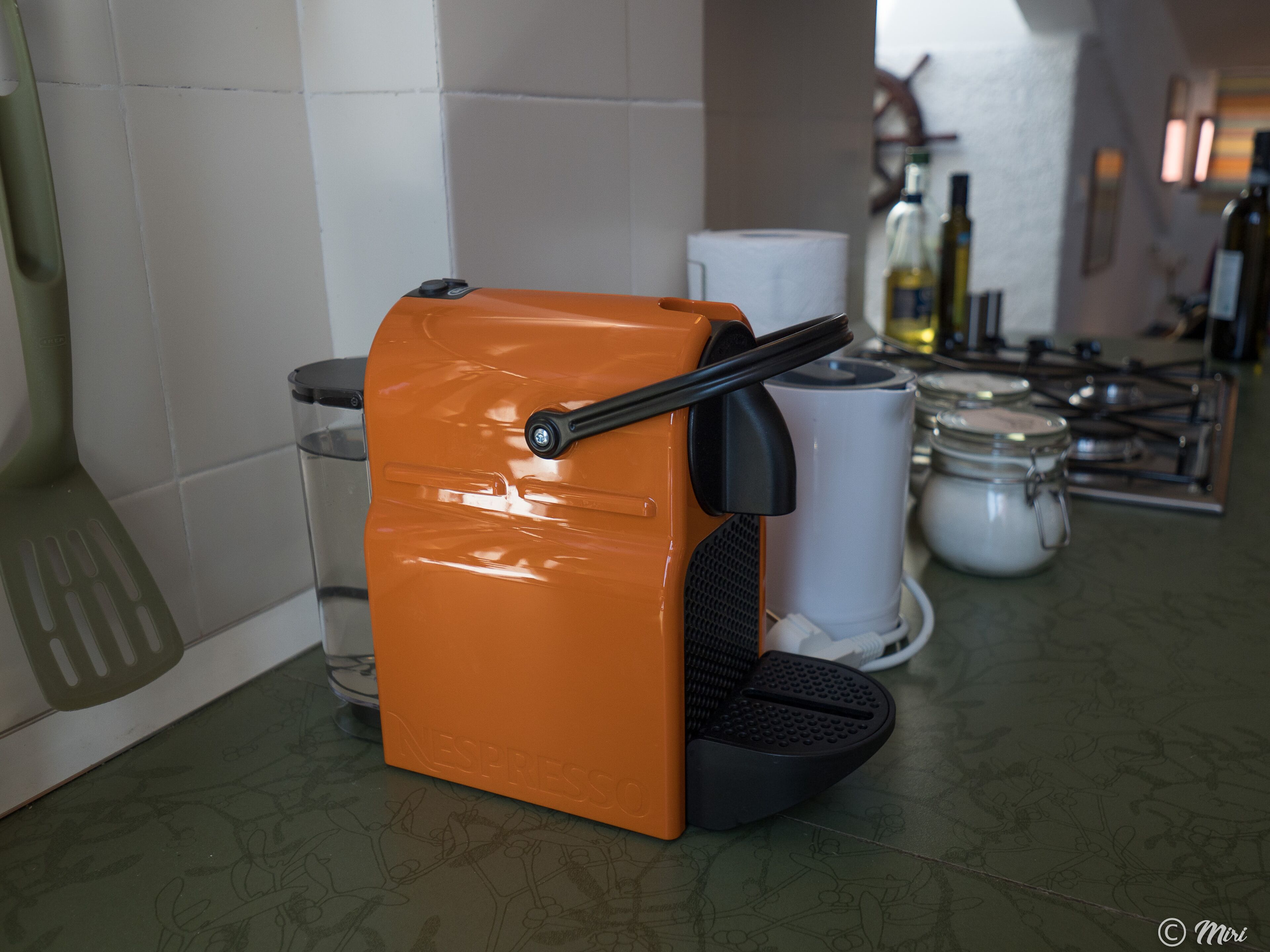 Une cuisine équipée d’une machine à café, d’une bouilloire et d’une cuisinière.