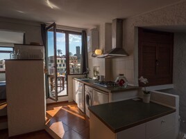 Estudio | Cocina básica privada | Frigorífico, microondas, placa de cocina y lavavajillas