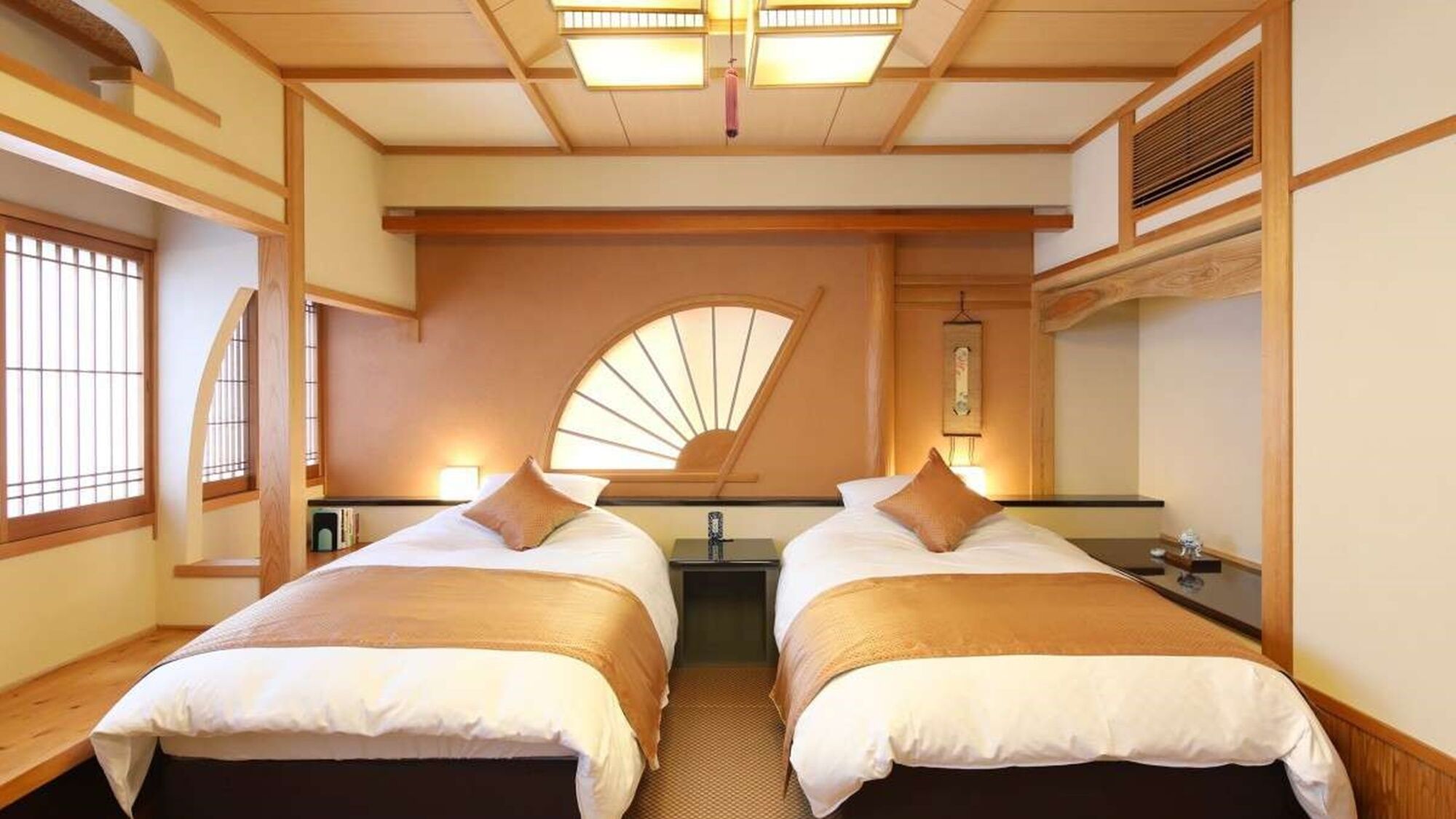 Habitación de hotel con dos camas, un ventilador, una ventana y un techo al estilo japonés tradicional.