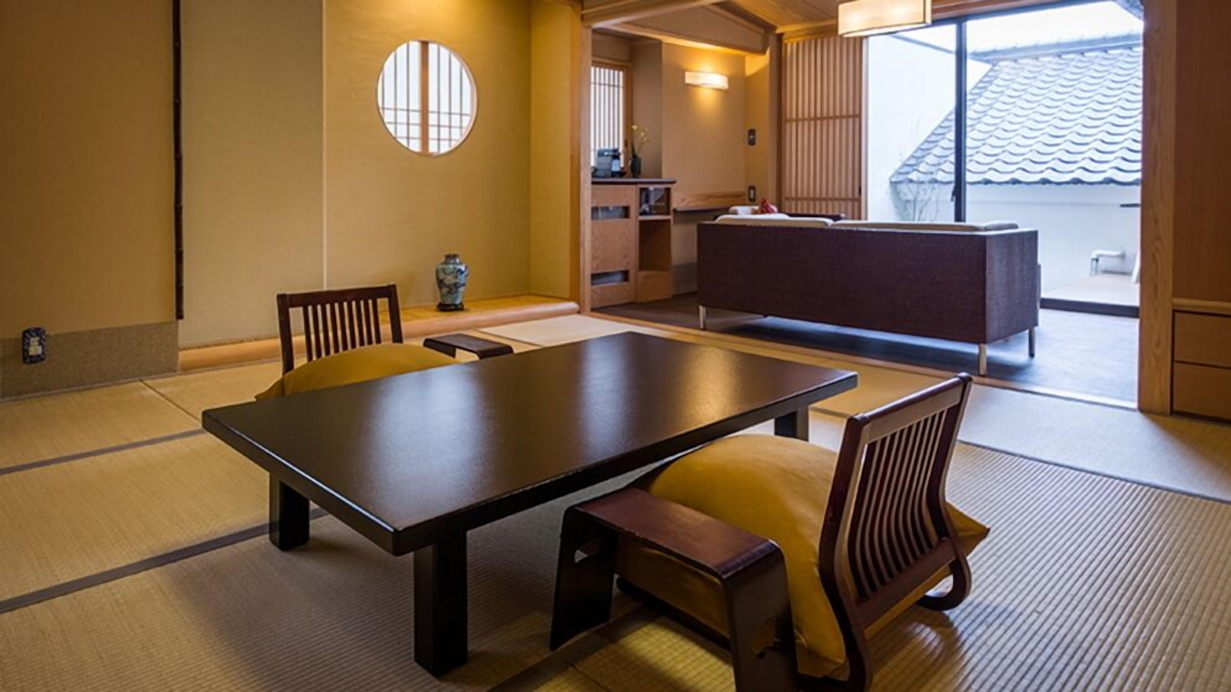 Una habitació tradicional japonesa amb fons de tatami, una taula baixa i mobles de fusta.