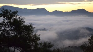 Paisagem montanhosa com vista para o céu e nuvens.
