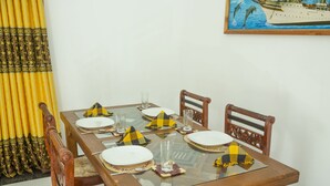A dining table set with plates, glasses, and napkins. - senu villa (Bope-Poddala)