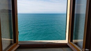 A view through a window with a clear ocean and sky. - Il Baluardo Sea View Apartment on the Cliff (Riomaggiore)