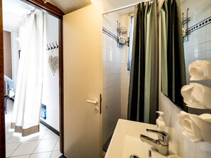 Apartment, 2 Bedrooms, Balcony | Bathroom | Shower, rainfall showerhead, eco-friendly toiletries, hair dryer - Ventegà Sea View Apartment with Balcony (Vernazza)