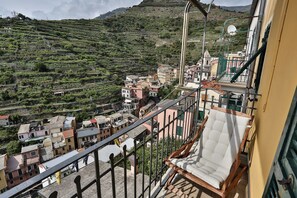 Appartement pour lune de miel, 2 chambres | Salle de bain | Douche, douche cascade, articles de toilette écologiques