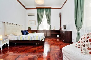 4 quartos, ferros/tábuas de passar roupa, Wi-Fi, roupa de cama