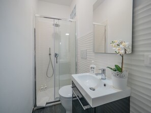 Apartment, 2 Bedrooms, 2 Bathrooms | Bathroom | Shower, rainfall showerhead, free toiletries, hair dryer - Recanissu Apartment with Balcony & AC (Vernazza)