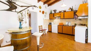 Een koelkast, een magnetron, een oven, een kookplaat