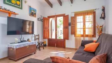 Een smart-tv, tafelvoetbal en boeken