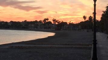 Vlak bij het strand, ligstoelen aan het strand, strandlakens