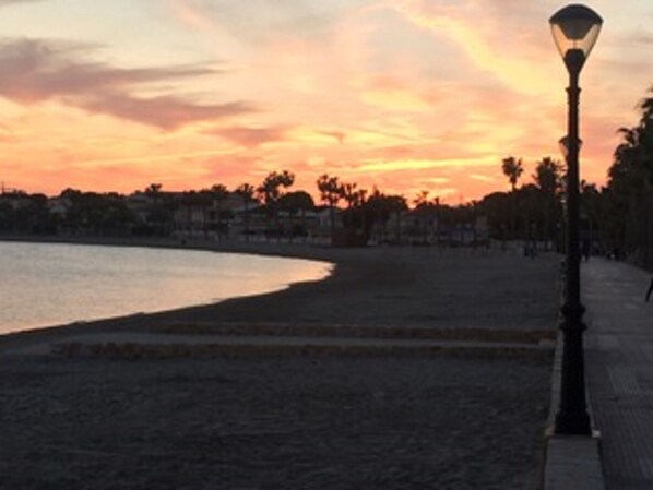 Playa en los alrededores, camastros y toallas de playa 