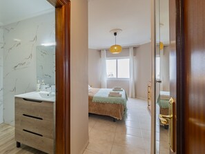 1 dormitorio, tabla de planchar con plancha, wifi gratis y ropa de cama