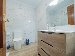 Een bad, een haardroger, handdoeken