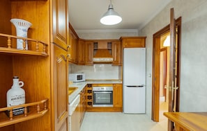 Frigorífico, microondas, horno y lavavajillas