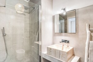 Shower, hair dryer, bidet, towels