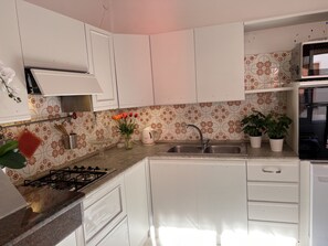 Een koelkast, een magnetron, een oven, een kookplaat