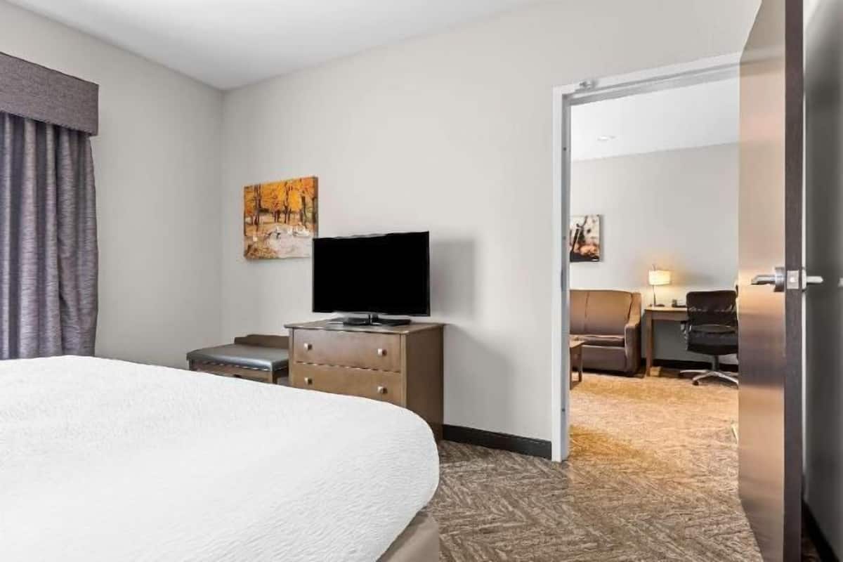 Escritorio y espacio para trabajar con laptop