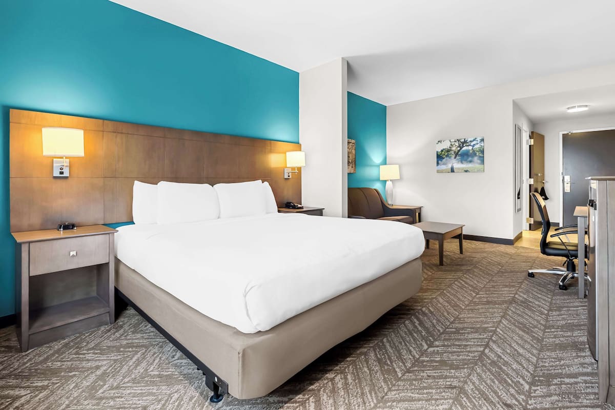 Desk, laptop workspace, iron/ironing board, free WiFi