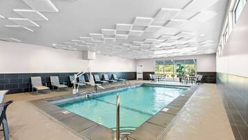 Alberca techada, acceso de 06:00 a 23:00, y camastros