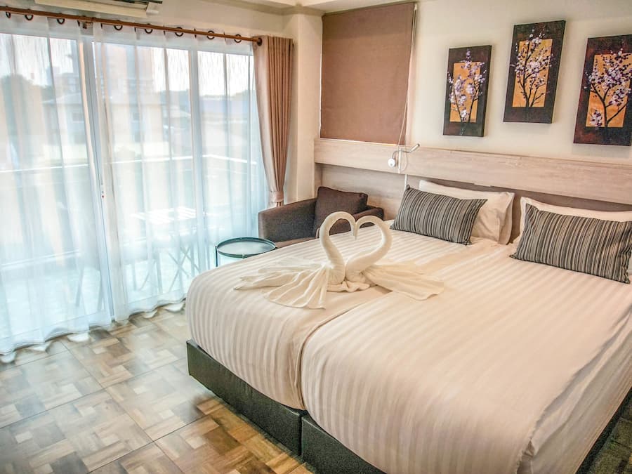 Ropa de cama de alta calidad, colchones con pillow-top y minibar