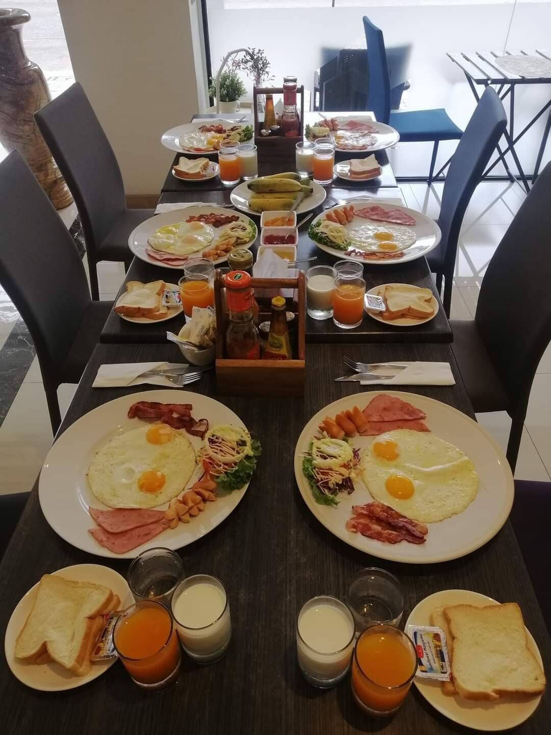 daily buffet breakfast (thb 159 per person)