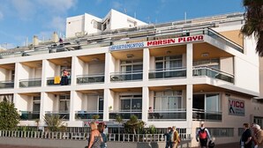 A multi-story building with balconies, labeled "APARTAMENTOS MARSIN PLAYA" and "VICO centro deportivo".