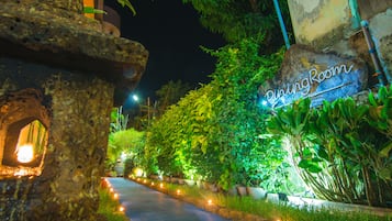 Lunch and dinner served, local and international cuisine