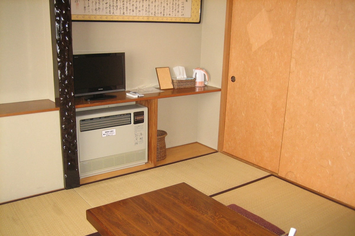 Standard Twin Room, Shared Bathroom | WiFi (free)