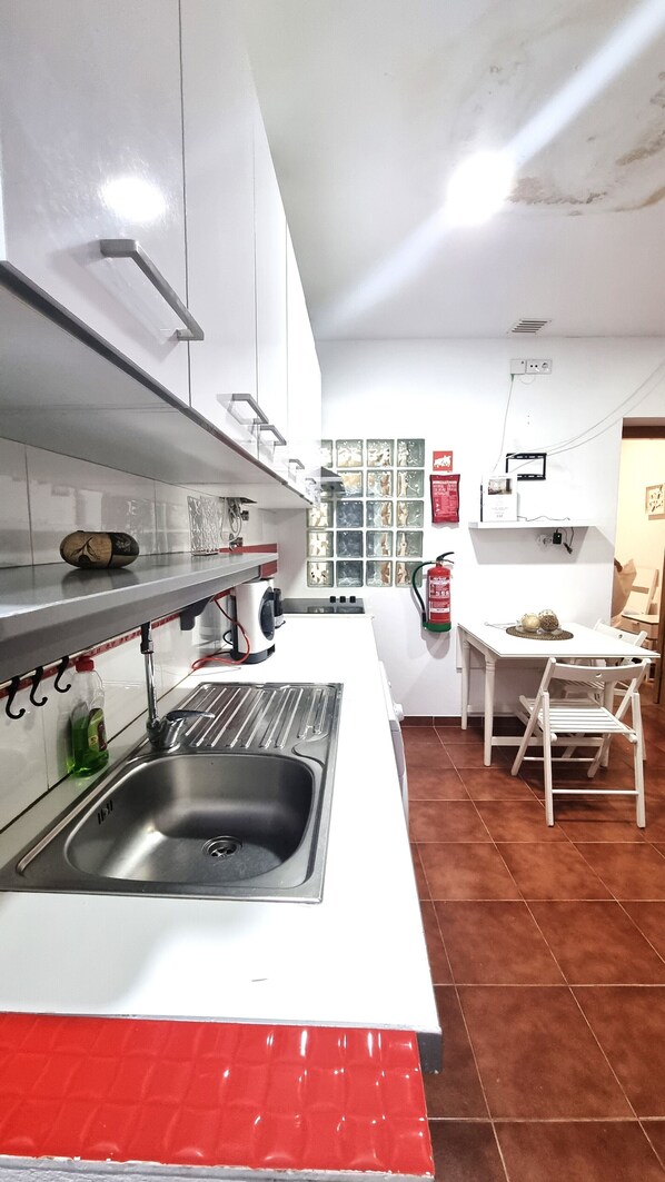 Refrigerador, microondas, parrilla de estufa y cafetera y tetera 