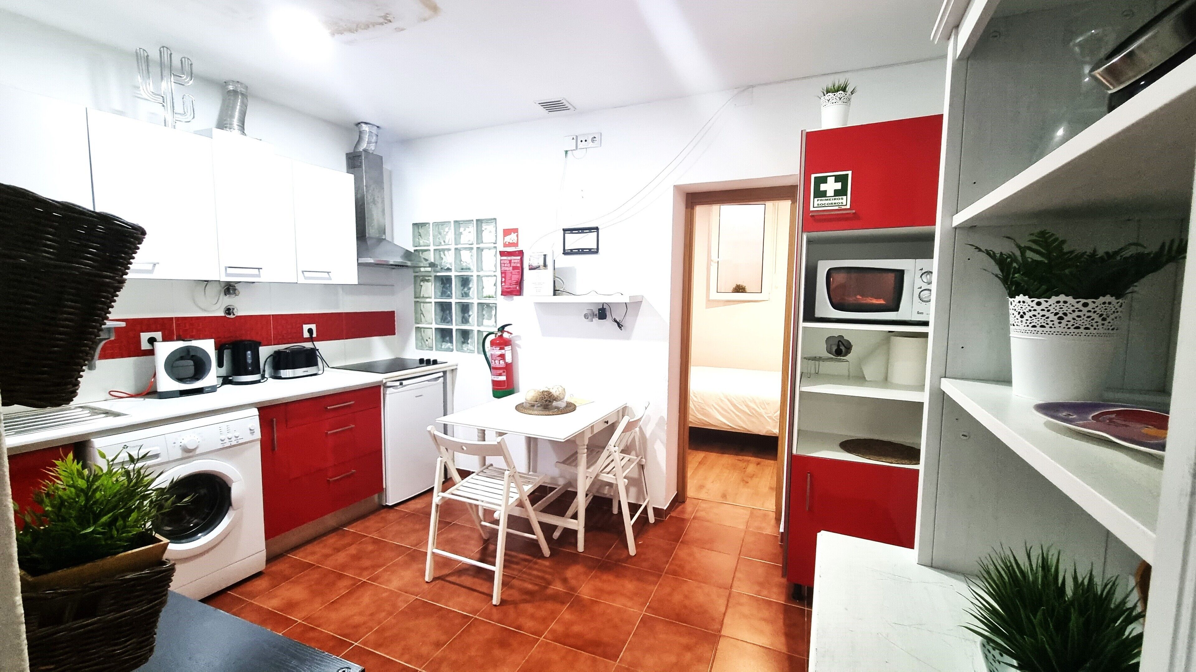 Refrigerador, microondas, parrilla de estufa y cafetera y tetera 