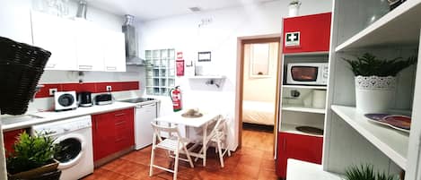 Réfrigérateur, micro-ondes, plaque de cuisson, cafetiÚre/bouilloire