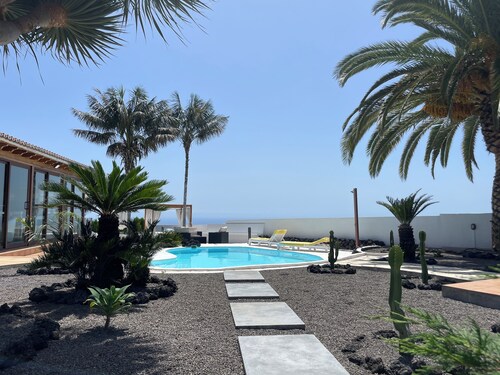 Villa with three bedrooms and two bathrooms with three independent living rooms.