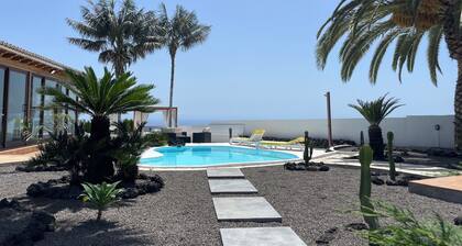 Villa with three bedrooms and two bathrooms with three independent living rooms.